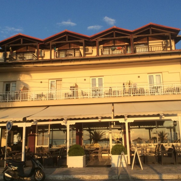 Dionisos szálloda a tengerpart felől